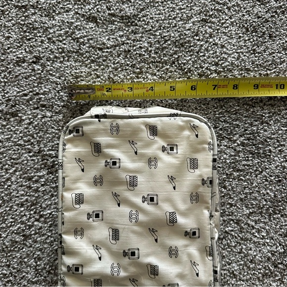 CHANEL Parfum Ivory Patent Icons Logos Large Cosmetic Case RARE FIND! - Picture 7 of 11